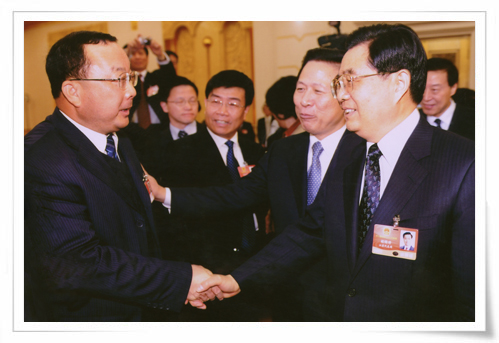 在十一屆全國人大會議上，時任中共中央總書記胡錦濤親切接見集團創始人劉慶年